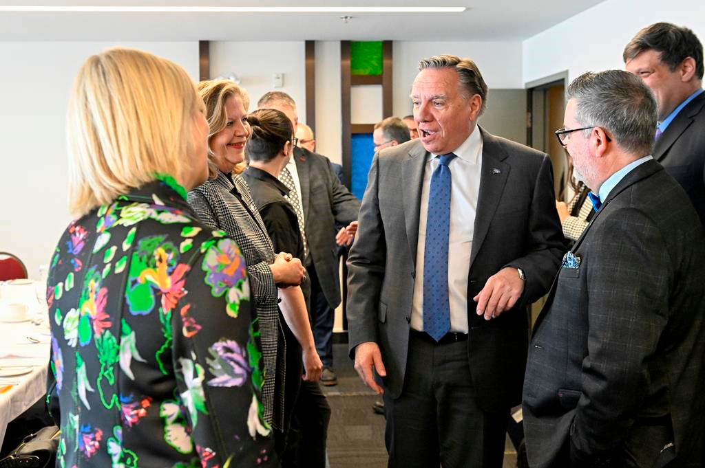 Ambulanciers: François Legault est ouvert à des primes