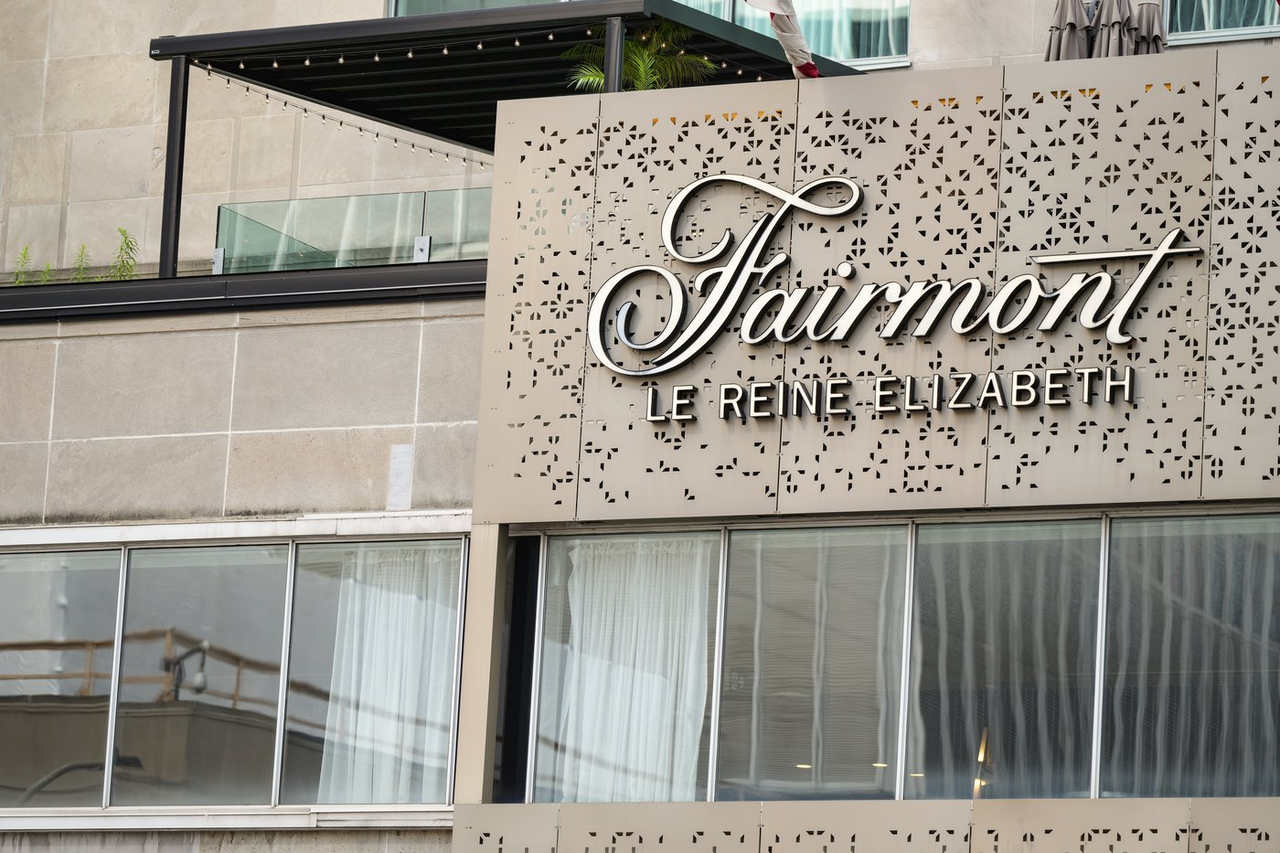 Les travailleurs de l'hôtel Reine Elizabeth se dotent d'un nouveau mandat de grève