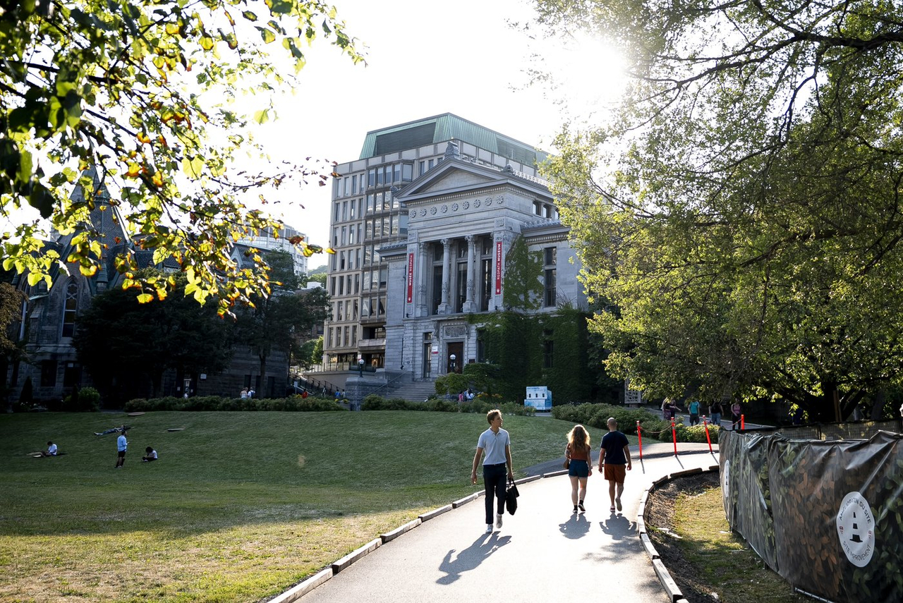 Des universités canadiennes adoptent l'IA, mais la prudence est de mise