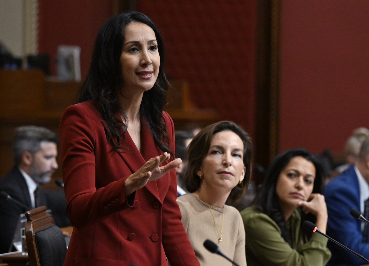 Fonctionnaires congédiés: les oppositions talonnent le gouvernement