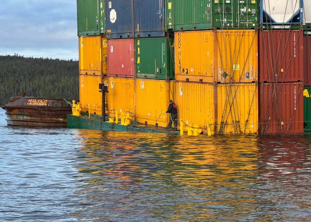 Une barge chargée à destination de Seattle coule au large de la Colombie-Britannique