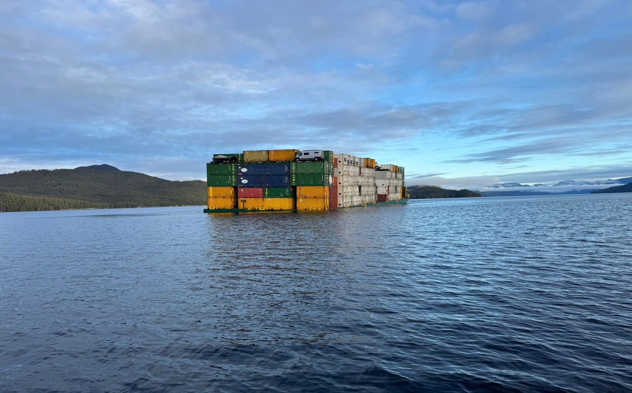 La barge qui coulait au large de la Colombie-Britannique a été remorquée en sûreté