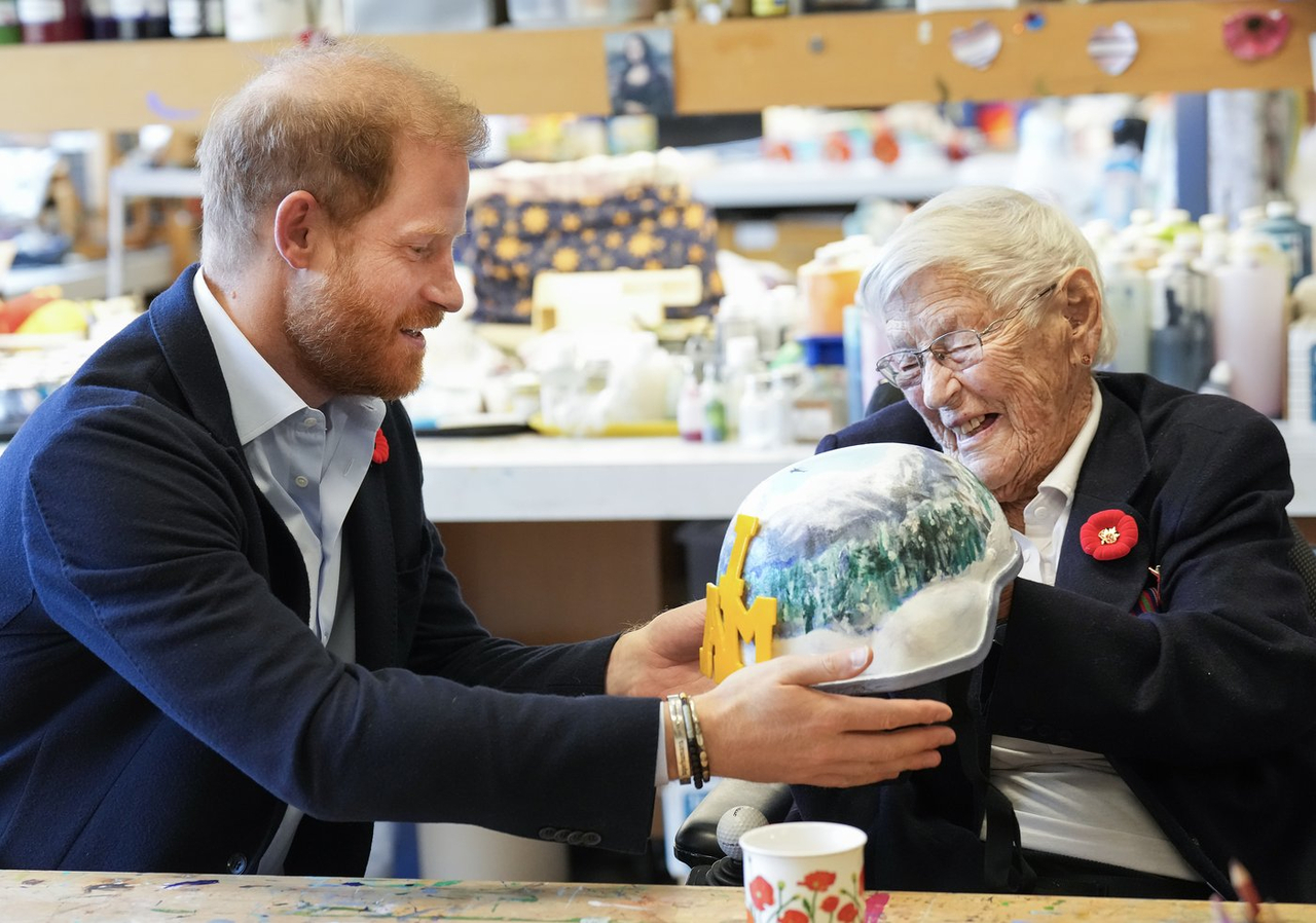 Le prince Harry visite d’anciens combattants canadiens lors de son séjour à Toronto