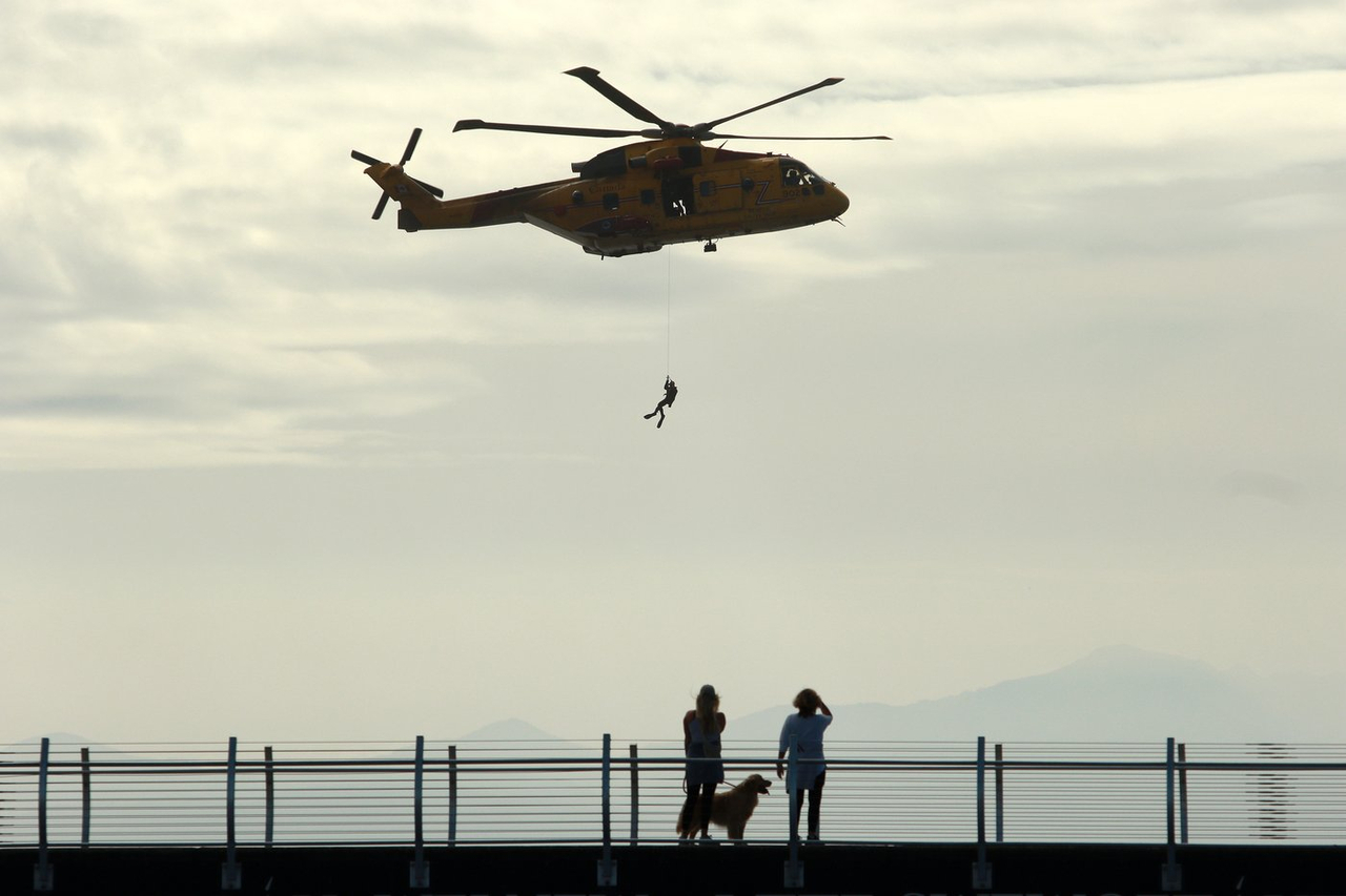 Un membre de la marine secouru après avoir basculé par-dessus bord en C.-B.