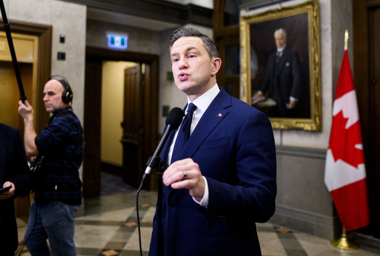 Discours haineux: Poilievre dit que les libéraux veulent bannir des textes religieux