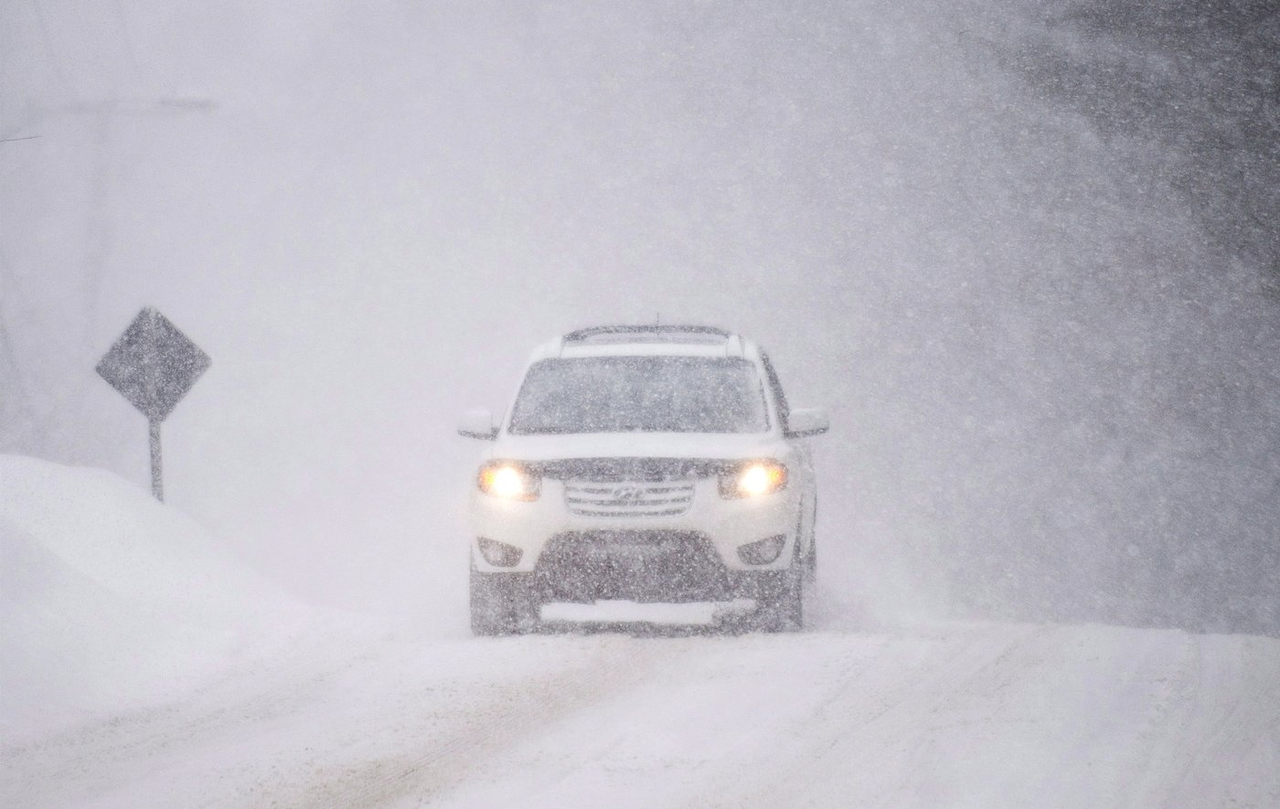 De la neige et de la poudrerie, le long du fleuve, en allant vers l'est du Québec