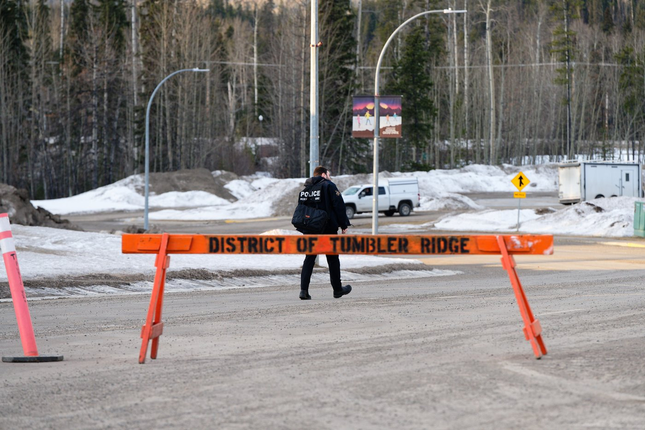 Des policiers «héroïques» ont sauvé des vies à Tumbler Ridge, selon David Eby