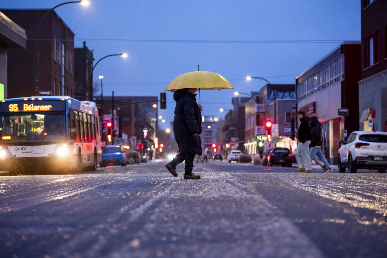 Le cocktail météo prive des milliers de Québécois d'électricité; des écoles fermées