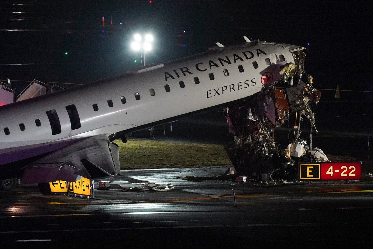 Galerie de photos: un avion d'Air Canada frappé par un véhicule d'urgence à LaGuardia