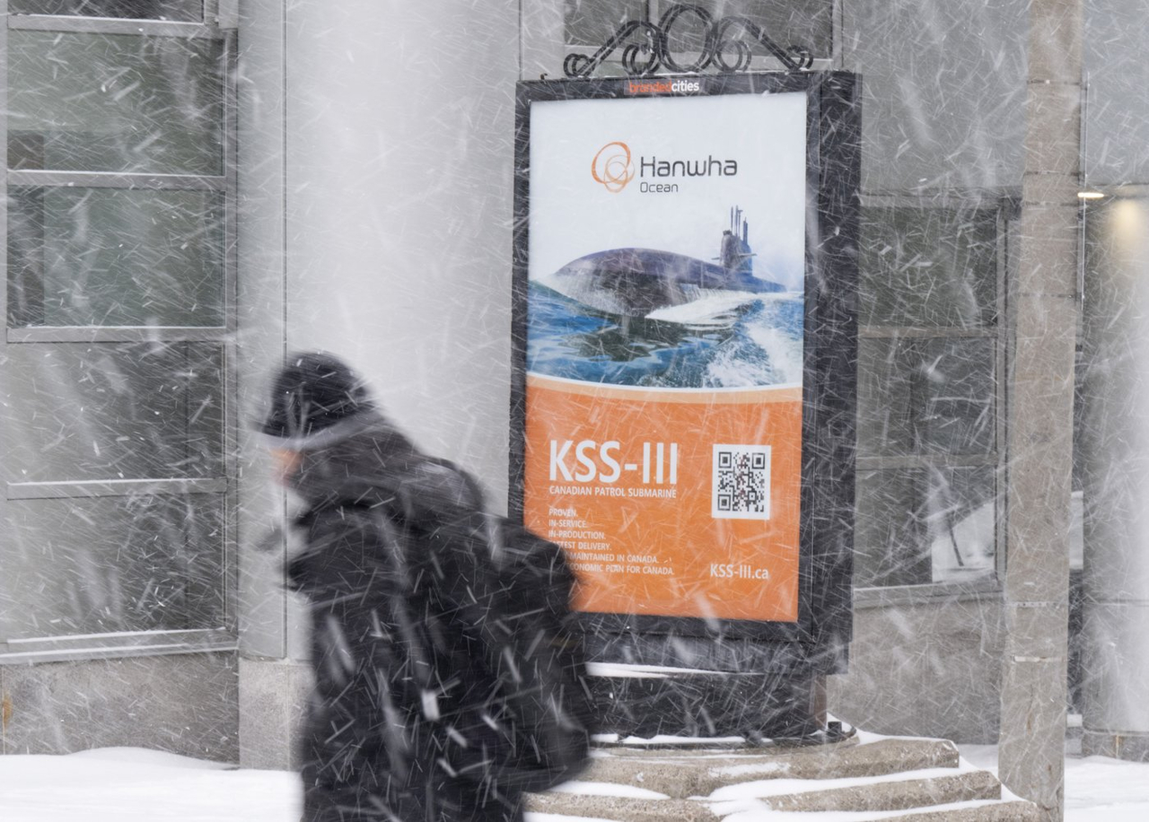 Hanwha Oceans fait appel à Peter Mansbridge pour une publicité de sous-marin à Ottawa