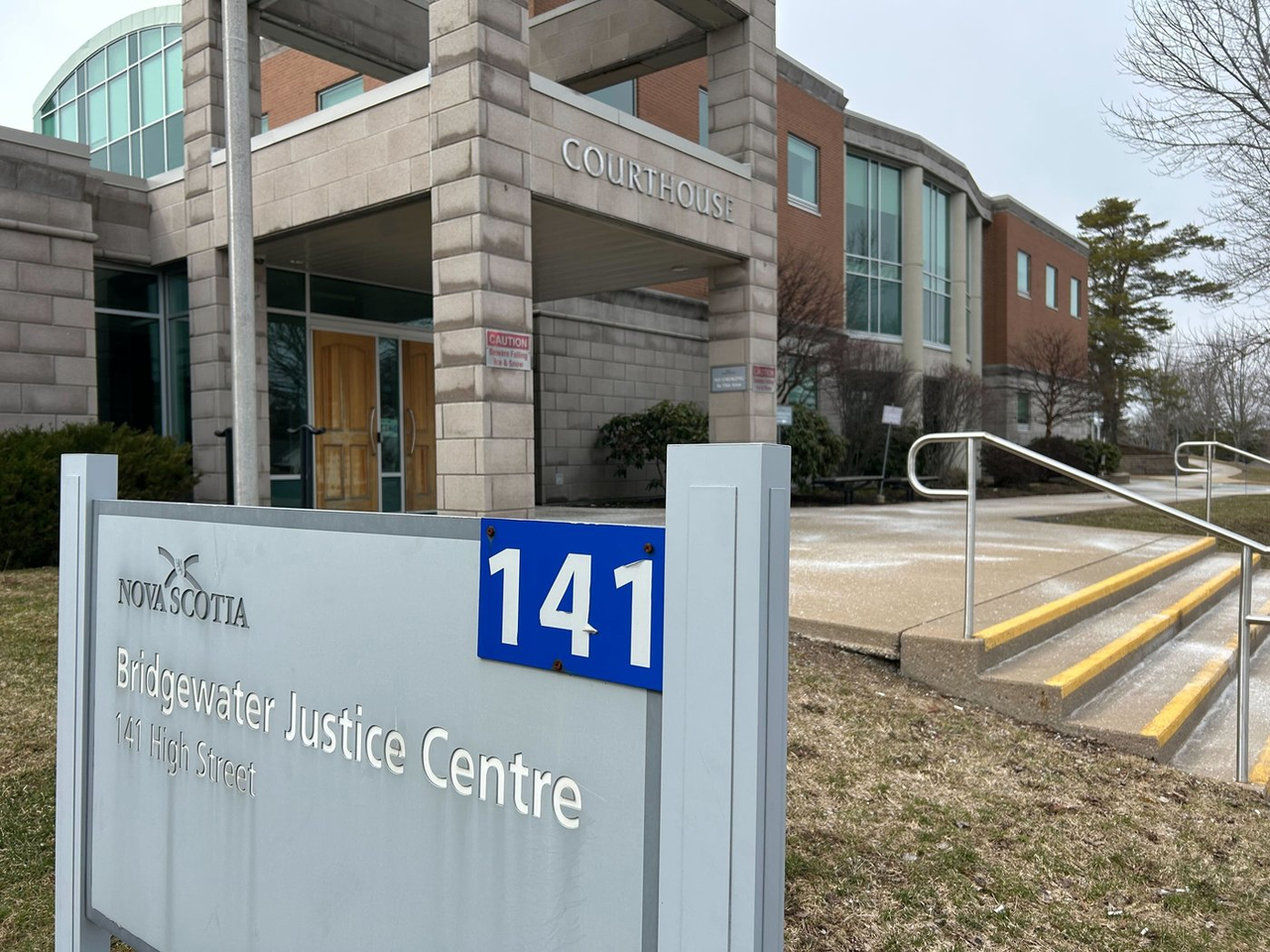 Une jeune personne de N.-É. accusée de menaces sur des écoles restera en détention