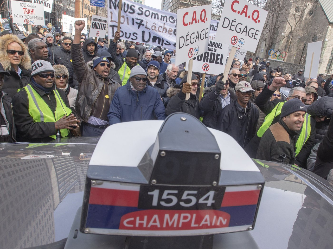 Les propriétaires de permis de taxi demandent à la Cour suprême de les entendre