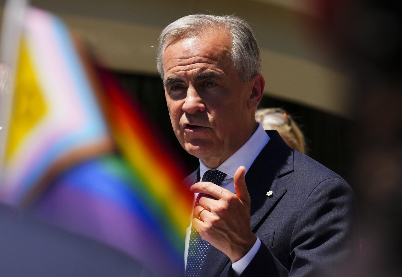 Mark Carney et des élus hissent le drapeau de la Fierté sur la colline du Parlement