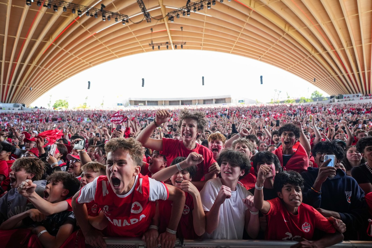 Frénésie à travers le pays avant le match de soccer de la CM du Canada en 8e finale