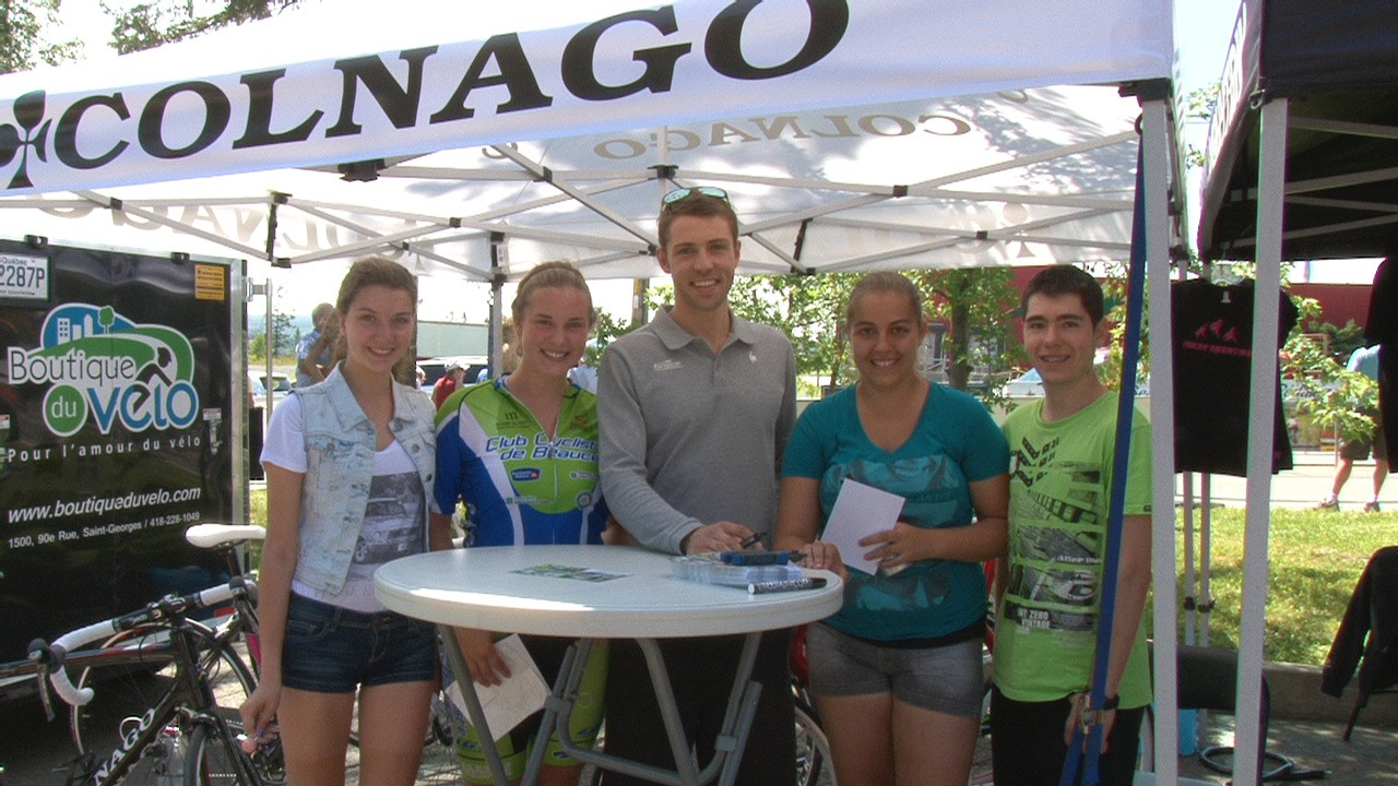 Le cycliste David Veilleux est venu signer des autographes ce dimanche aux « Championnats québécois sur route Espoirs ».