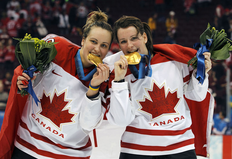 Marie-Phililp et une coéquipière, avec leurs médailles d'or acquises à Vancouver
