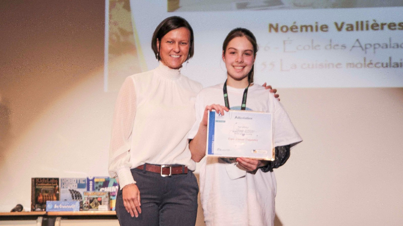 Karina Roy et Noémie Vallières, lauréate du 1er prix Challenge CSBE - 1er cycle.