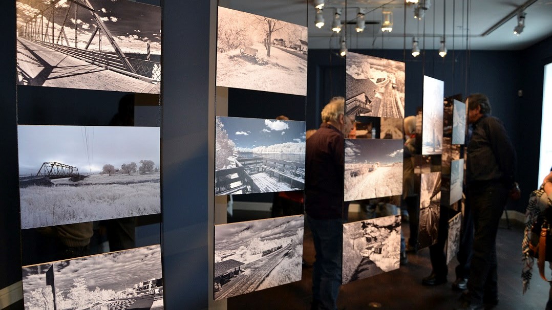 Il se démarque par son travail d’intégration de la photographie à des œuvres tridimensionnelles.