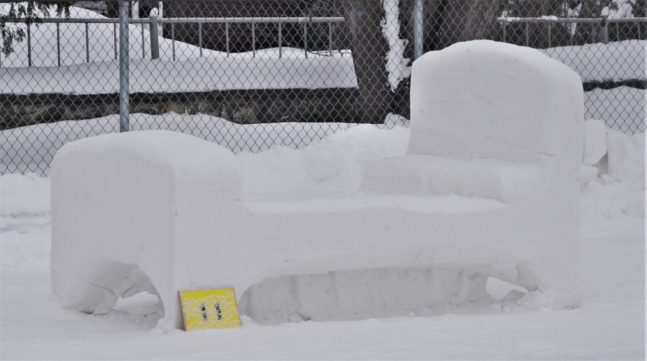 Ananas, escargot et petit gâteau : des sculptures sur neige pour tous les goûts à St-Georges