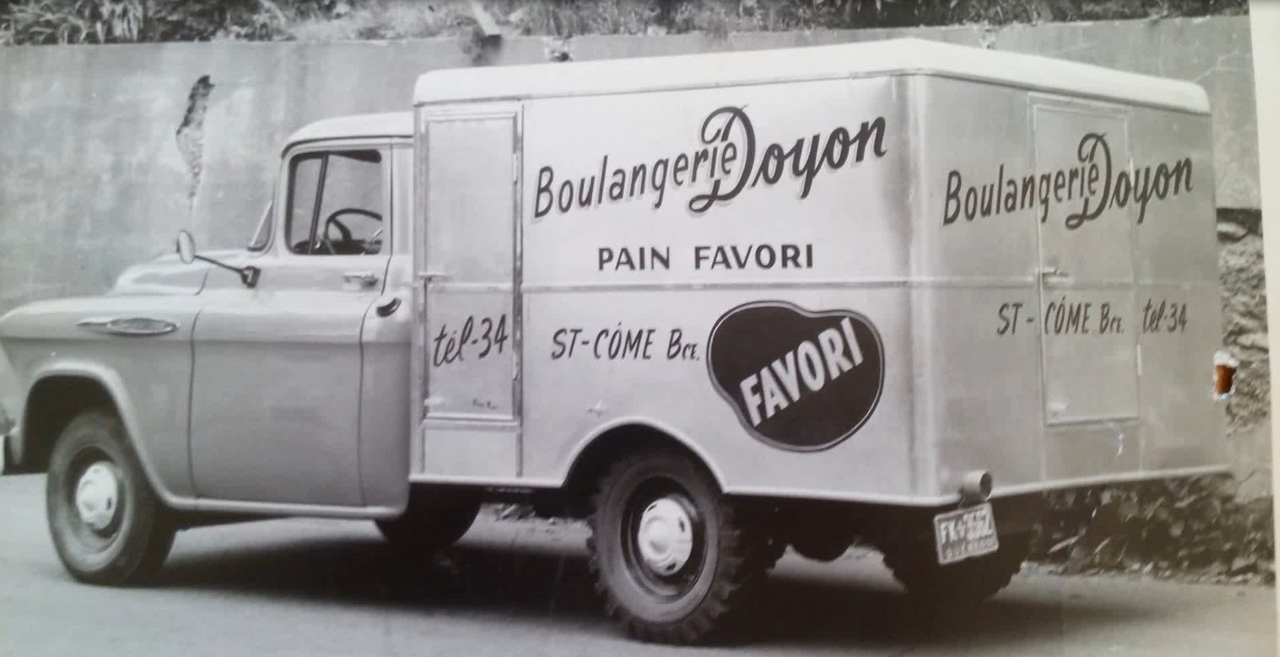 Normand DeLessard présente des souvenirs de la Boulangerie Doyon