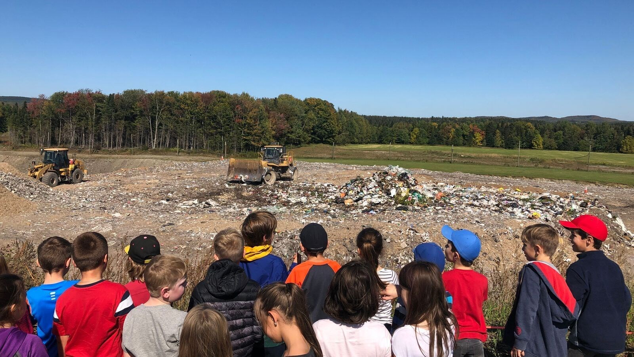 125 élèves de l'école La Découverte de Sainte-Hénédine visitent le lieu d'enfouissement technique à Frampton