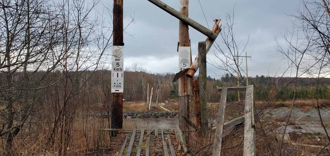 Photo-reportage : les dommages causés à la passerelle pour motoneiges