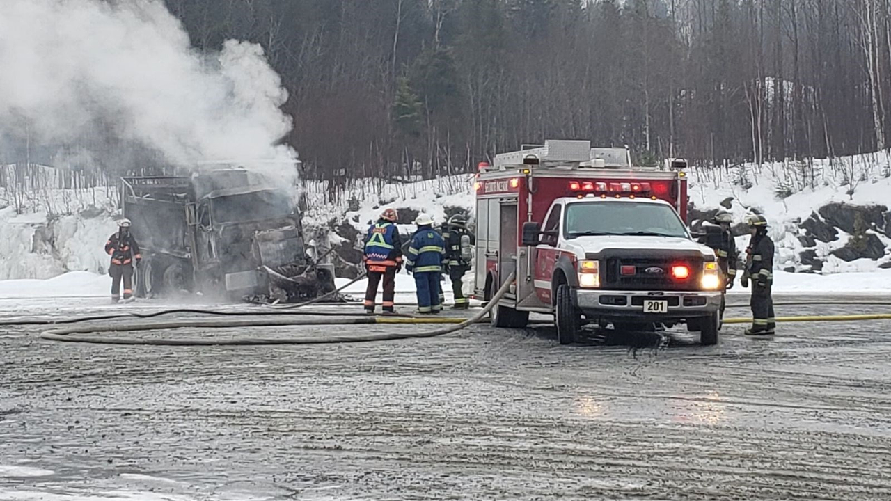 Un camion s'embrase sur la route 204 à Saint-Georges