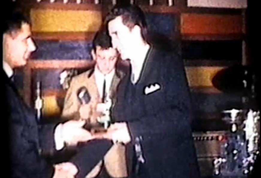 Normand De Lessard présente la remise de trophées hockey Manoir Chaudière - Début des années 60'