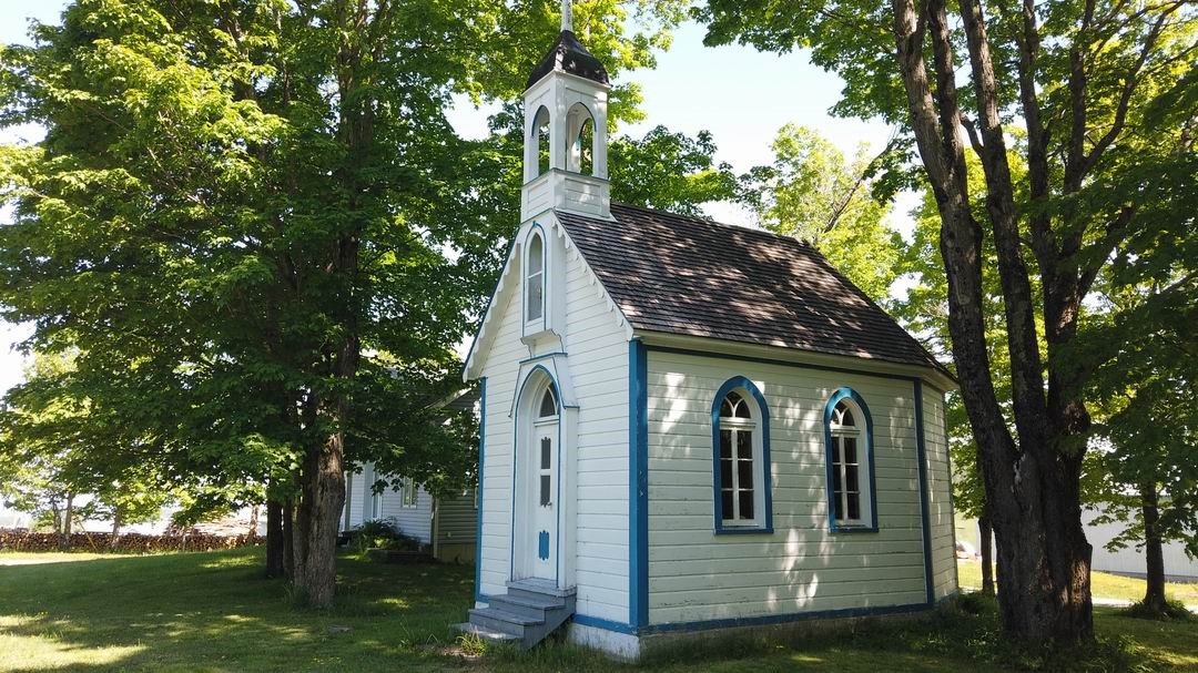 Normand DeLessard présente la petite chapelle Turcotte de Sainte-Marie