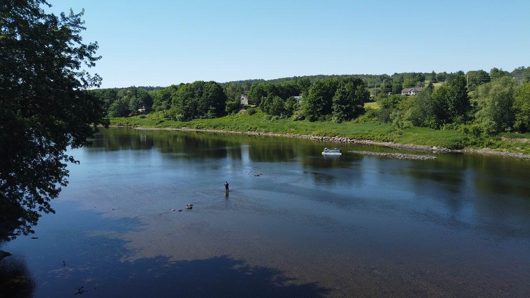 Normand DeLessard présente le quai à Sainte-Marie-de-Beauce