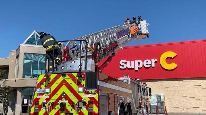 De la fumée s'échappe du toit du Carrefour Saint-Georges