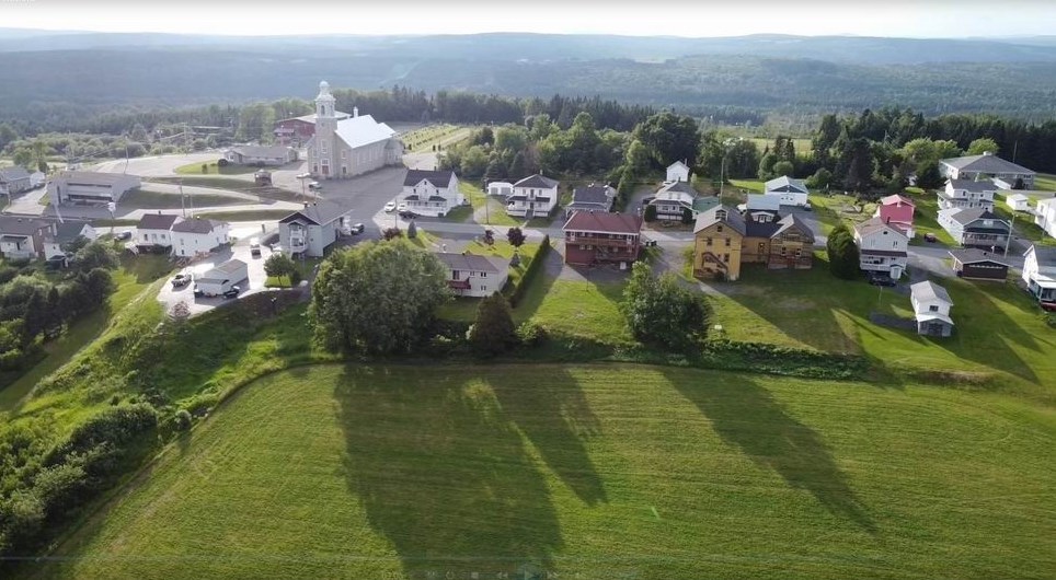 Normand DeLessard présente une vue aérienne de Sainte-Rose