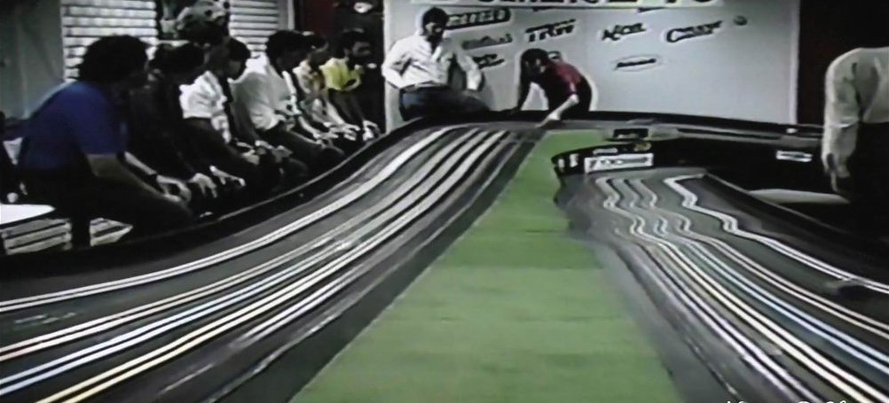 Normand DeLessard présente des souvenirs de la petite piste de course téléguidée de Saint-Georges