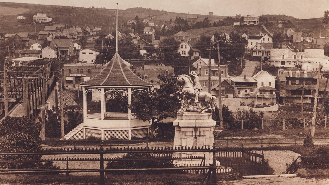 L'ancien kiosque en face de l'église dans l'ouest.