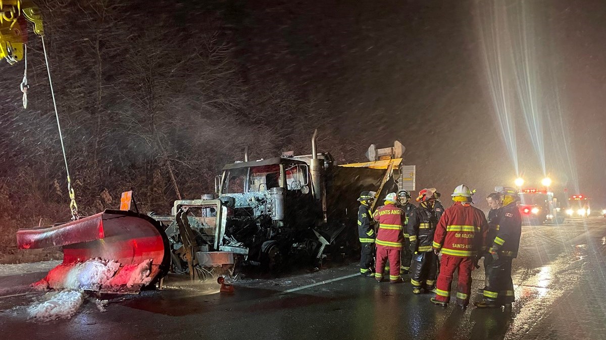 Un chasse-neige a pris feu sur l'autoroute 73