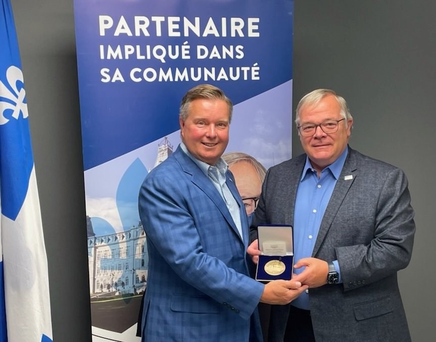 Christian Bolduc reçoit la médaille de l’Assemblée nationale