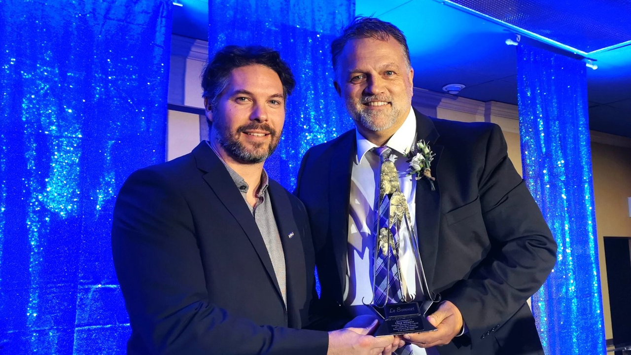 Sommet de l'Entreprise de l’année: Chap Alliance, de Saint-Joseph-de-Beauce. Prix remis à Louis Tremblay par Pierre-Yves Renault d'Hydro-Québec.