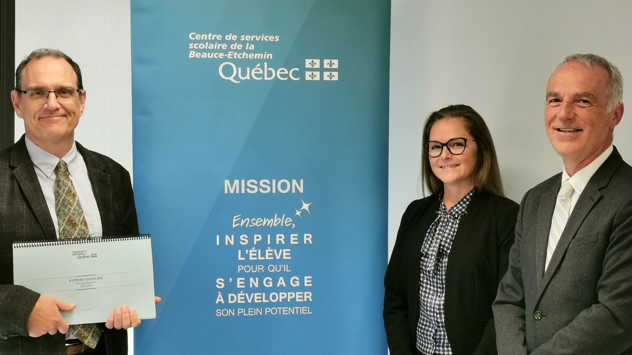 Le directeur du Service des finances, Patrick Beaudoin, la directrice du Service des ressources matérielles, Bianca Doyon, et le directeur général, Fabien Giguère.