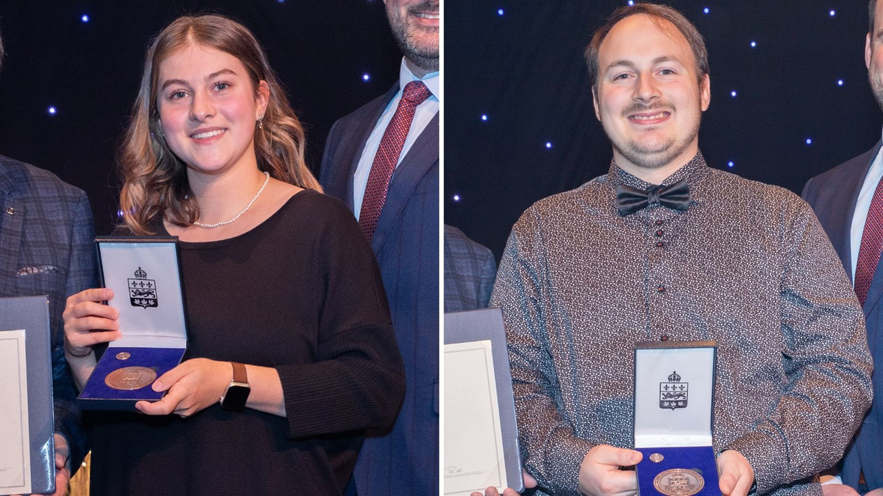 Kim Viau (Soins infirmiers) et Keven Lambert (Informatique) se sont distingués en recevant chacun une bourse d’Engagement ainsi que la Médaille du Lieutenant-gouverneur pour la jeunesse.