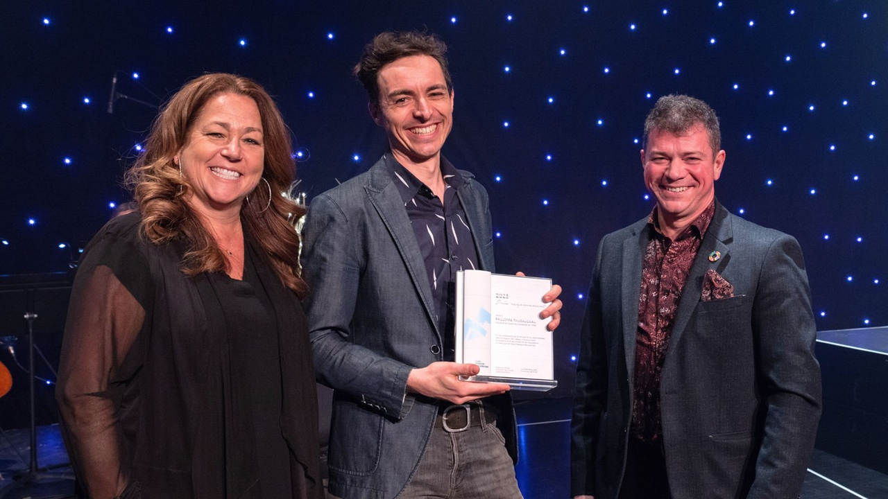 Le prix Rayonnement 2023 est allé à Philippe Thibaudeau. La remise a été effectuée par Caroline Bouchard et François Giroux, respectivement directrice générale et président du conseil d'administration du Cégep Beauce-Appalaches.