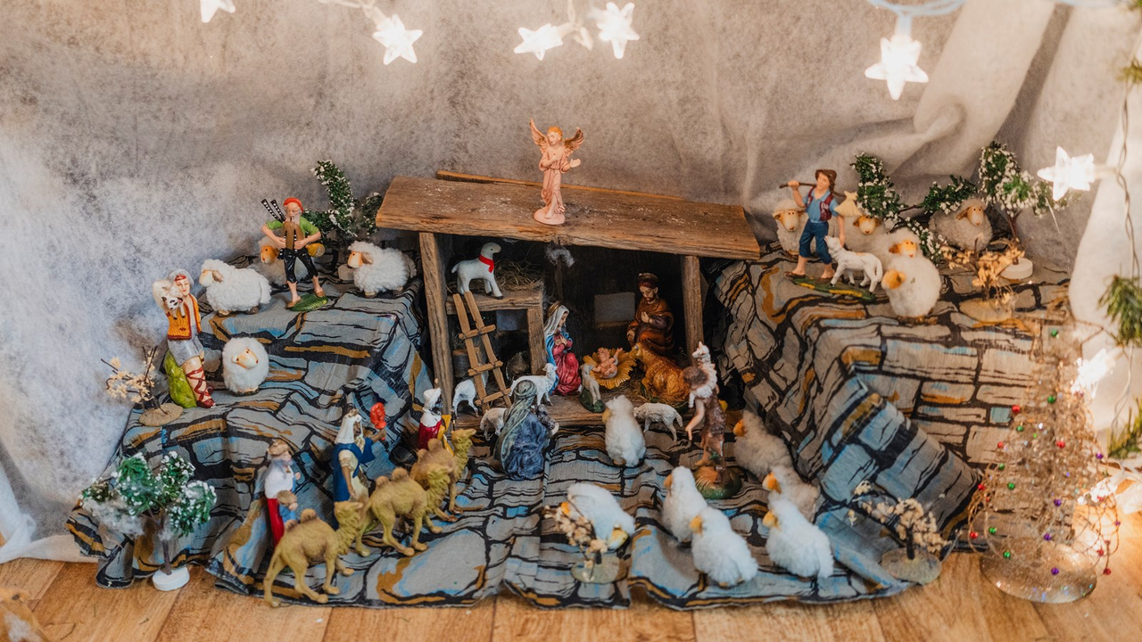 Louise Rainville retombe en enfance chaque année en installant son village de Noël
