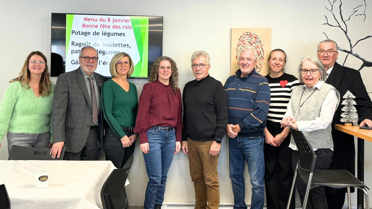 De gauche à droite, Cathy Fecteau, directrice du Bercail, Claude Morin, maire, de Saint-Georges, Manon Giguère, membre du CA du Bercail, Manon Bougie, conseillère municipale de Saint-Georges, Rémy Morin, membre du CA du Bercail, Serge Thomassin, conseiller municipal de Saint-Georges, Sarah Bellemare, coordonnatrice du volet administratif au Bercail, Dorothée Rodrigue, membre du CA du Bercail, et Gabriel Giguère, préfet intérimaire de la MRC de Beauce-Sartigan et maire de Saint-Côme.