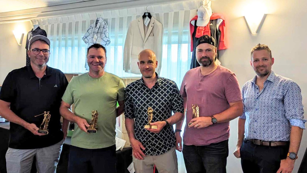 À l'extrême-droite, le président du conseil d'administration de Beauce-Centre Économique, Pierre-André Bégin, en compagnie de l'équipe gagnante du tournoi amical, Philippe Fecteau, Daniel Fecteau, Jérôme Laverdière, et Denis Fecteau de l’entreprise Aspec.