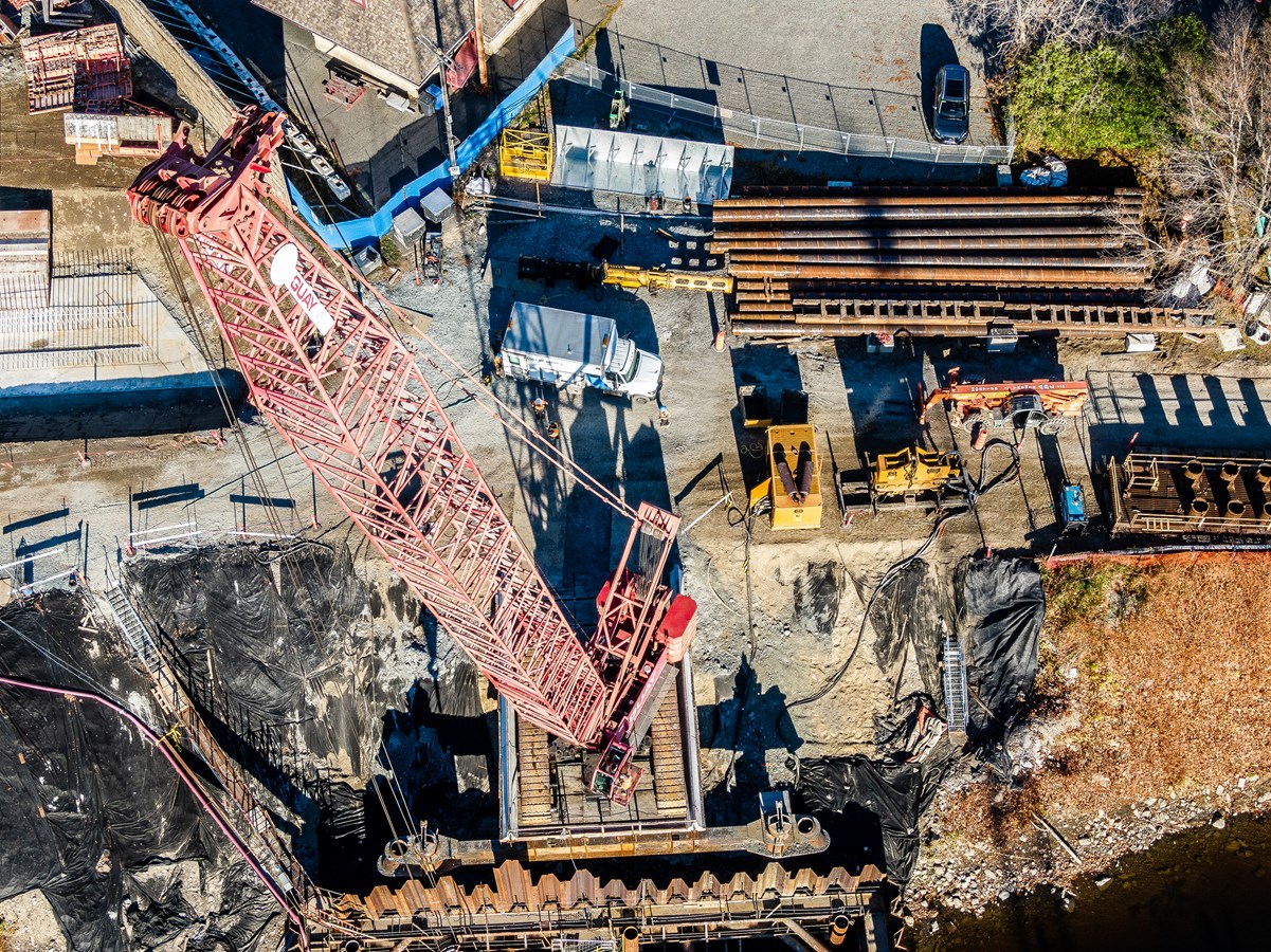 Vallée-Jonction: la construction du pont ferroviaire va bon train