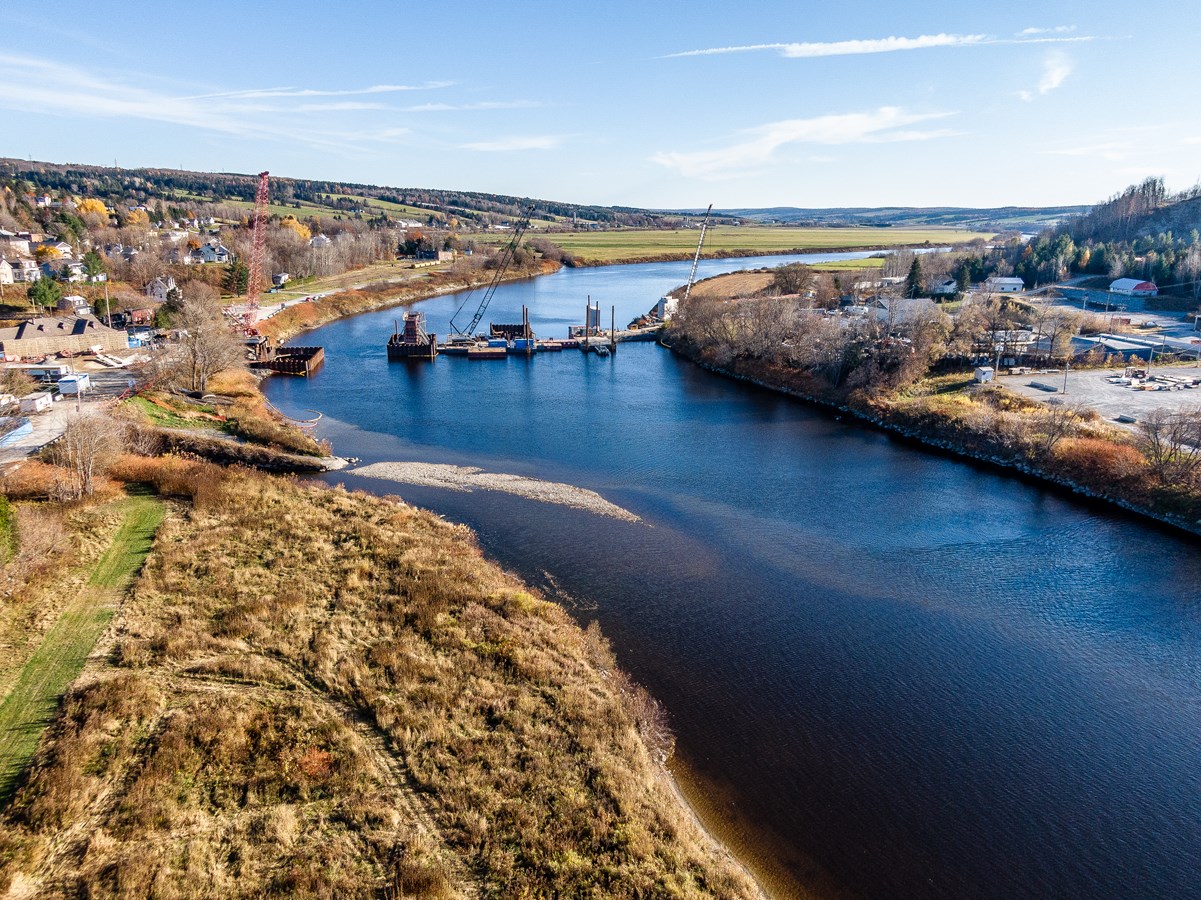 Vallée-Jonction: la construction du pont ferroviaire va bon train