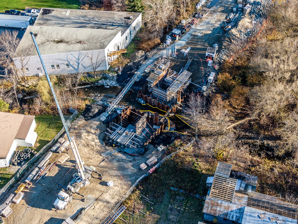 Vallée-Jonction: la construction du pont ferroviaire va bon train