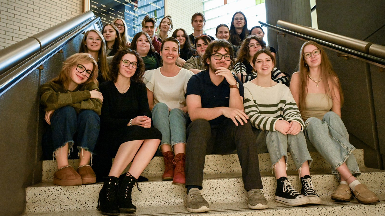 Des étudiants présentent la pièce de théâtre «Le poids des fourmis»