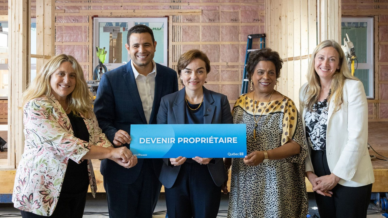 De gauche à droite, Karine Boivin-Roy, ministre responsable de l'Habitation, Samuel Poulin, ministre des Affaires municipales,  Christine Fréchette, première ministre du Québec, Marjorie Michel, ministre fédérale de la Santé, et Caroline Desrochers, députée fédérale de Trois-Rivières.