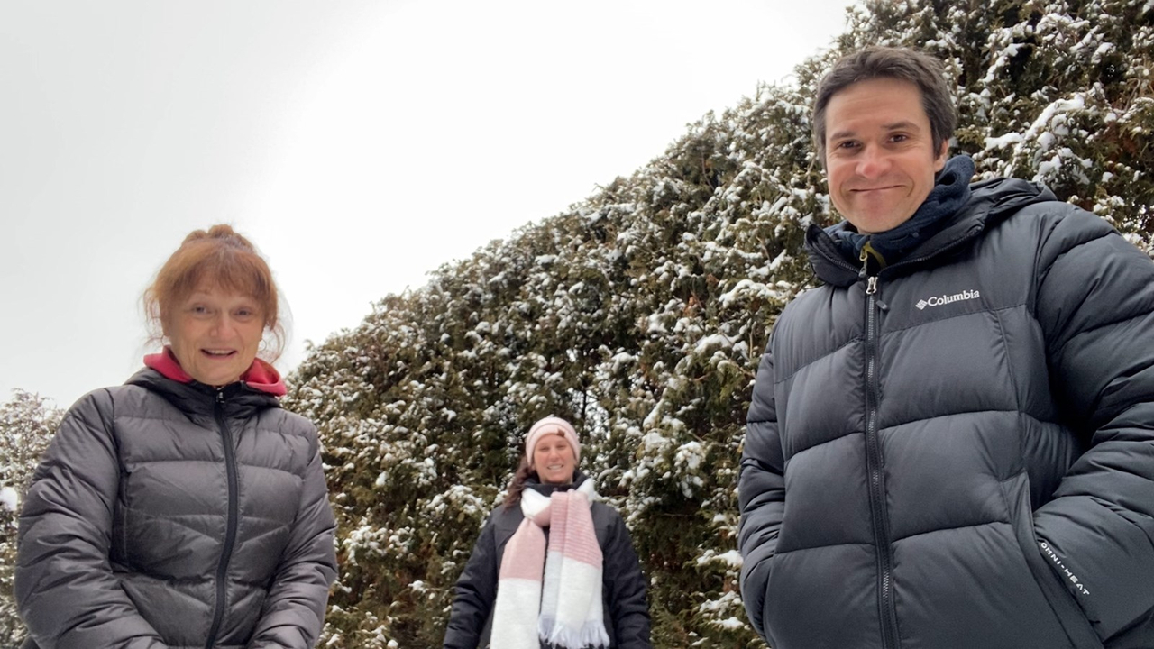 Renée Soucy, propriétaire de la Pépinière du Parc, Catherine Gélinas, chargée de projets, développement philanthropique chez Leucan Mauricie-et-Centre-du-Québec et Robin Lapointe, propriétaire de la Pépinière du Parc.