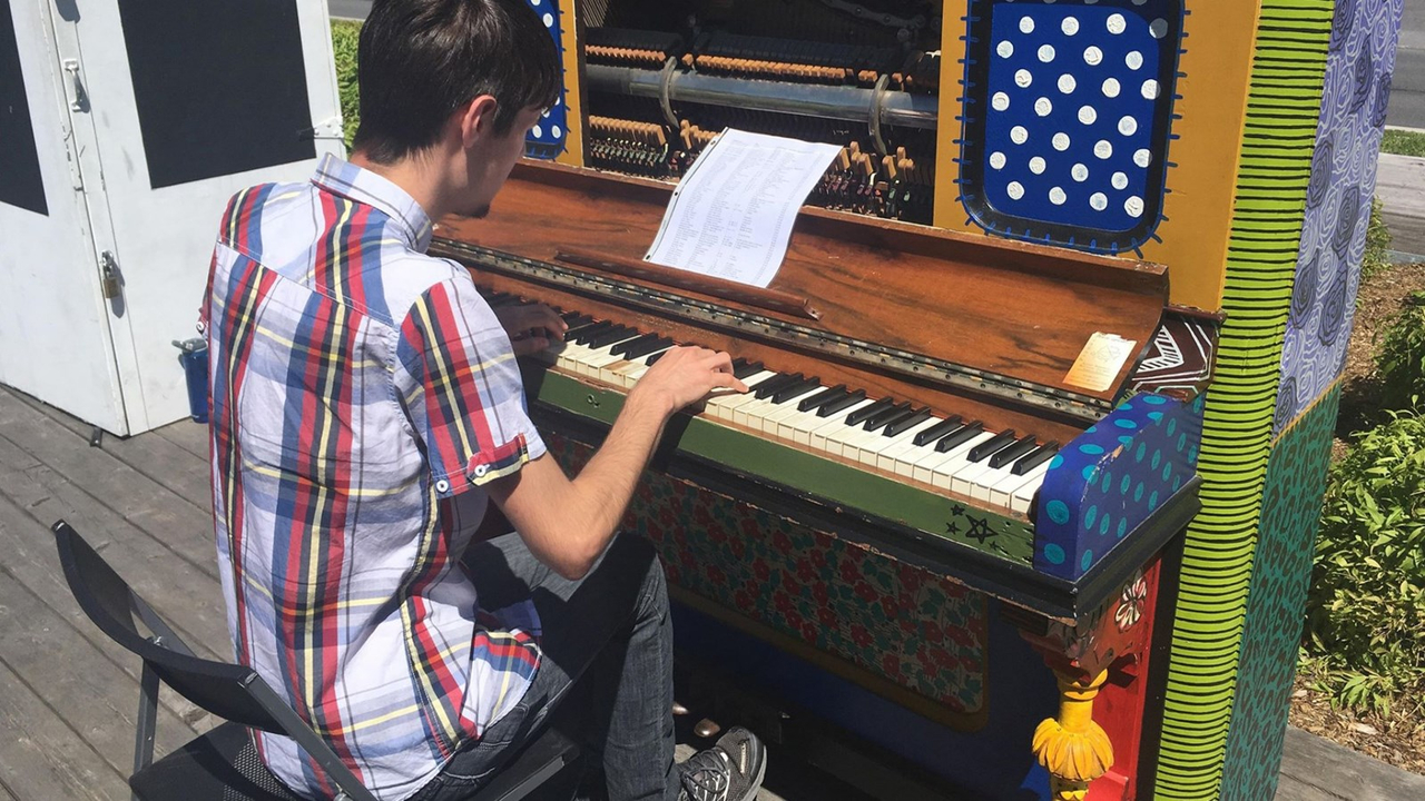 Le piano public, situé sur l'Esplanade nord du pont Jean-De La Lande est accessible aux intéressés les samedis de 8h à 13h.